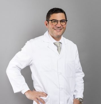 Antonio Nocito, Direktor Departement Chirurgie und Chefarzt Chirurgie operiert mit dem Da Vinci Roboter
