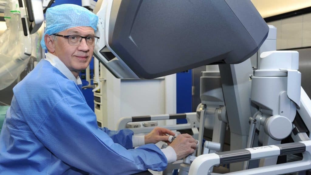 Kurt Lehmann, Chefarzt Urologie operiert mit dem Da Vinci Roboter