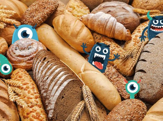 Gezeichnete kleine Monster, die sich hinter Brot verstecken